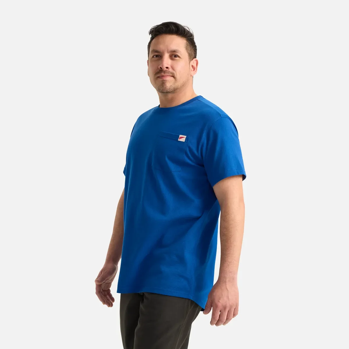 Kortärmad T-shirt med ficka – herr-T-shirt i djupblått