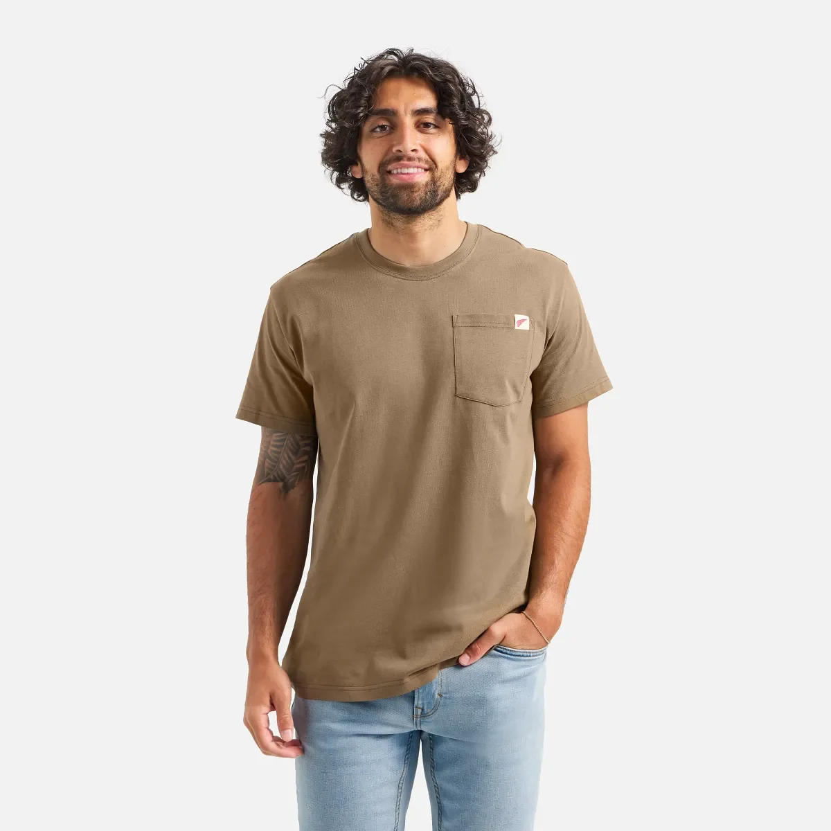 Kortärmad T-shirt med ficka – herr-T-shirt med korta ärmar i brunt