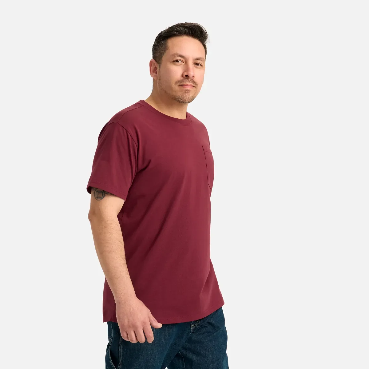 Kortärmad T-shirt med ficka – herr-T-shirt med korta ärmar i vinrött