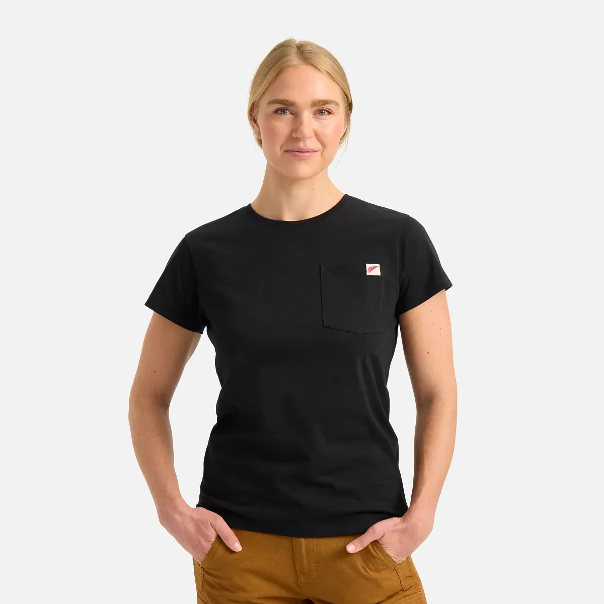 Kortärmad T-shirt med ficka Kortärmad T-shirt för damer i svart