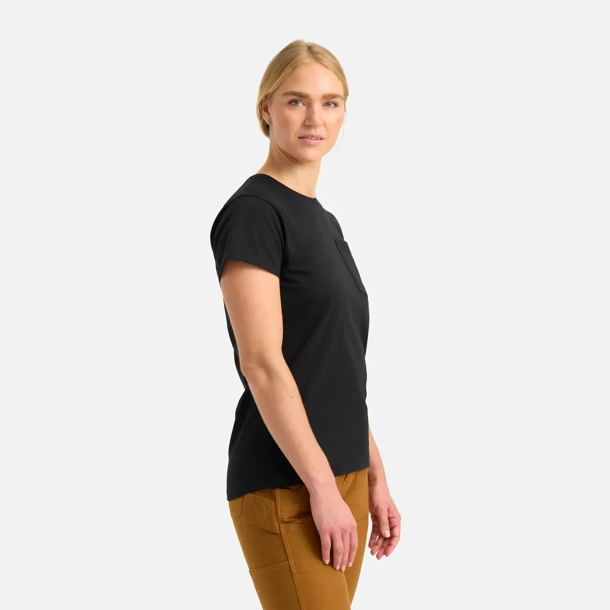 Kortärmad T-shirt med ficka Kortärmad T-shirt för damer i svart