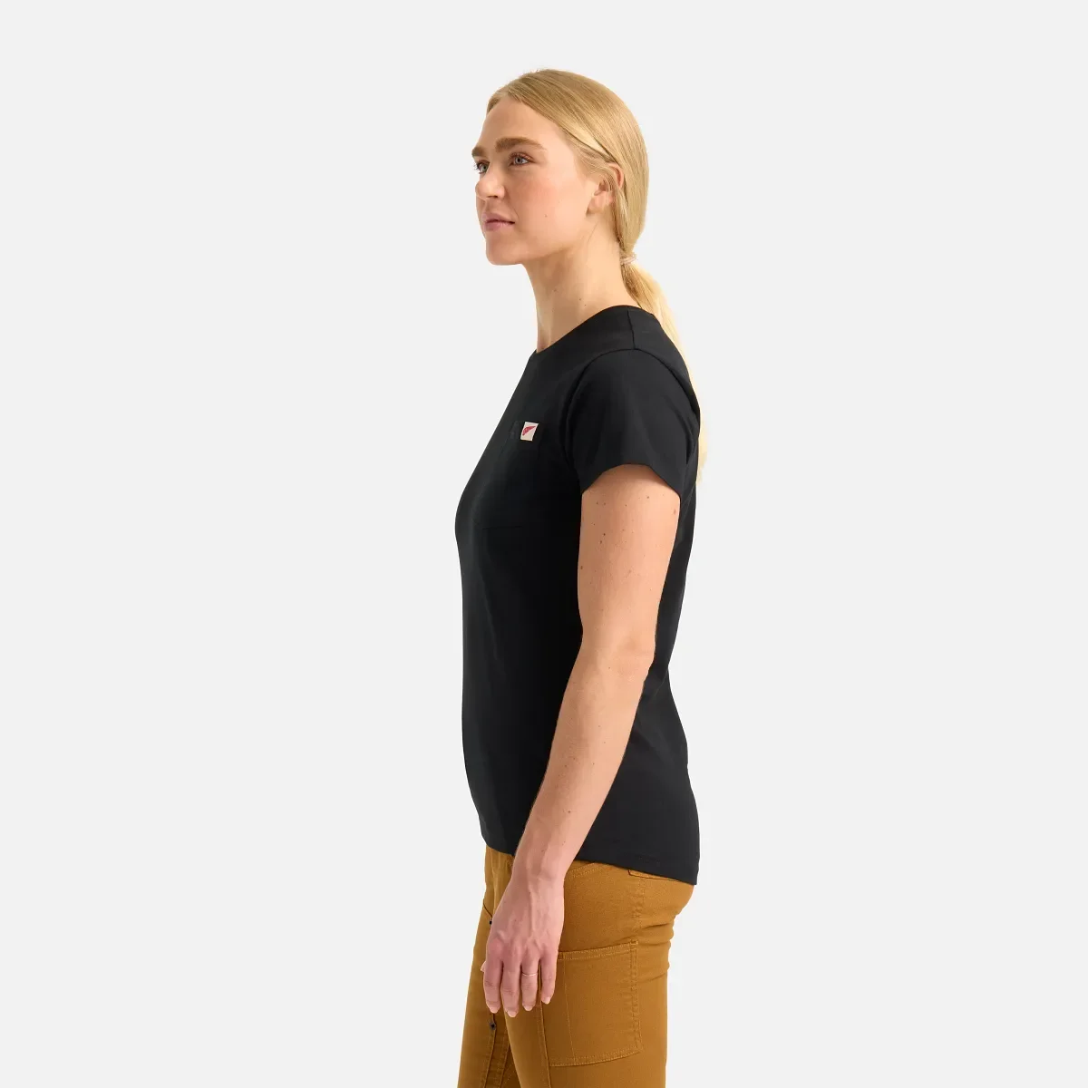Kortärmad T-shirt med ficka Kortärmad T-shirt för damer i svart