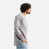 Långärmad T-shirt med ficka och tryck på ärmen – herr-T-shirt i melerad grå