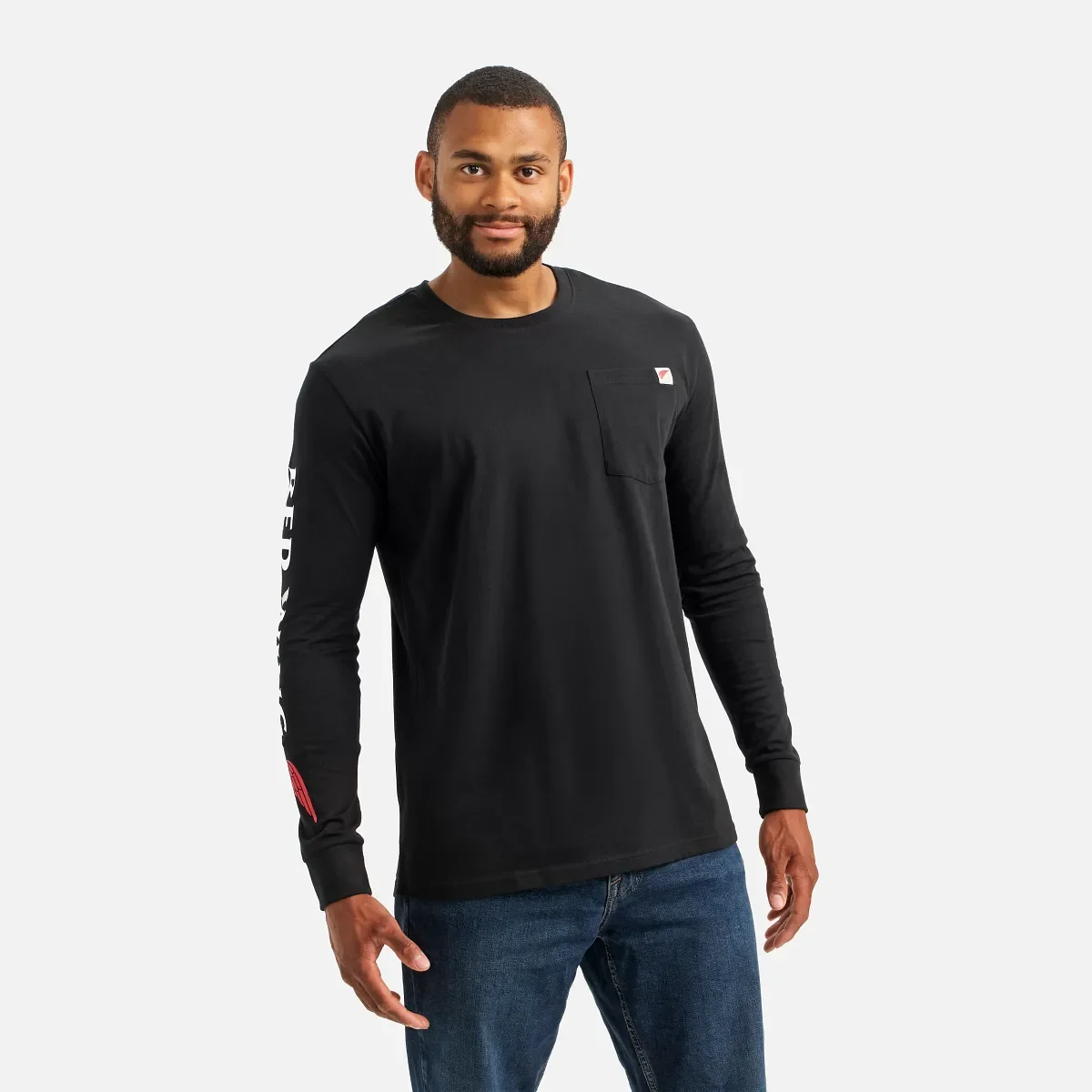 Långärmad T-shirt med ficka och tryck på ärmen – herr-T-shirt i svart