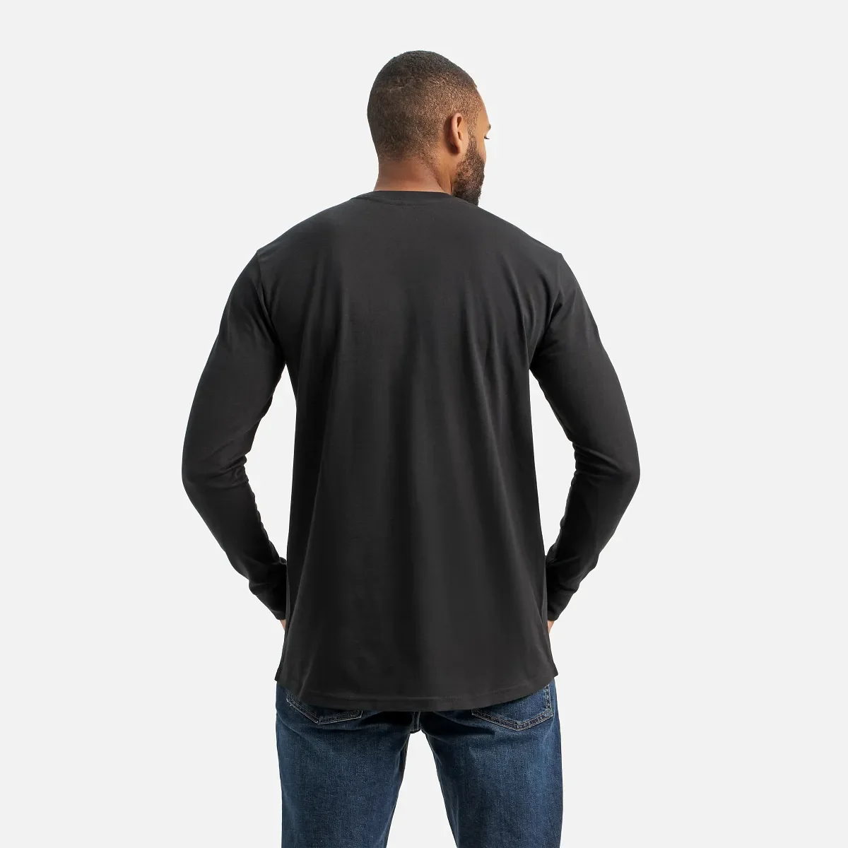Långärmad T-shirt med ficka och tryck på ärmen – herr-T-shirt i svart