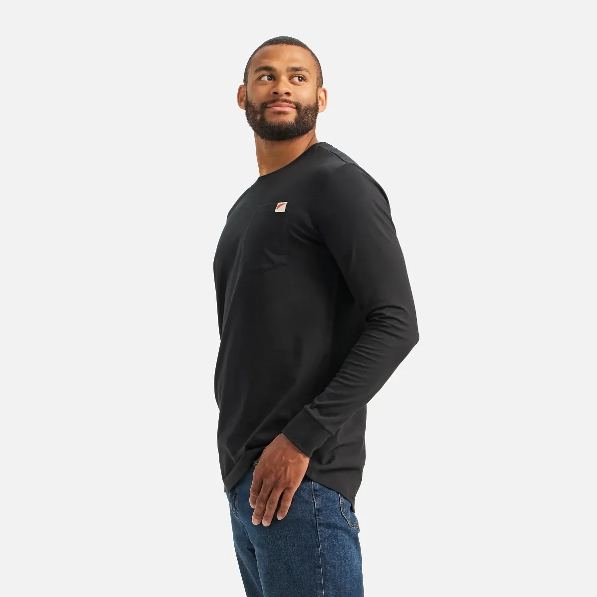 Långärmad T-shirt med ficka och tryck på ärmen – herr-T-shirt i svart