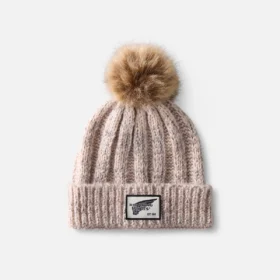Mössa med pompon Stickad vintermössa med pompon för damer i färgen kräm