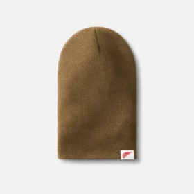 Stickad mössa med logotyp Stickad mössa med logotyp i coyotebrunt
