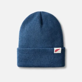 Stickad mössa med logotyp Stickad mössa med logotyp i mörk denim